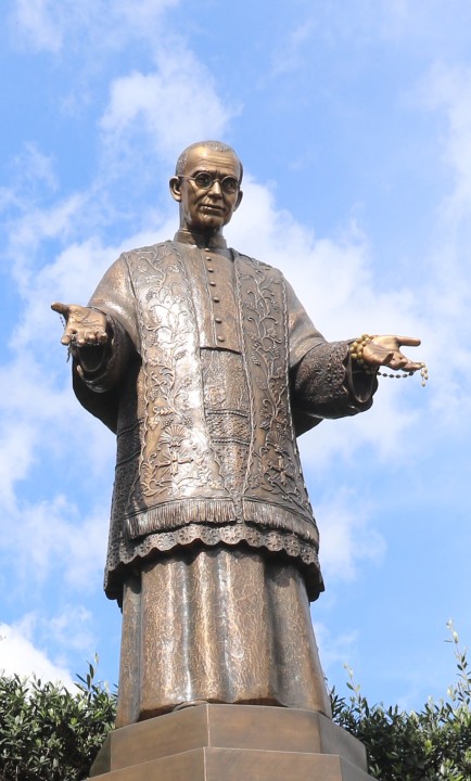 Immagine di Benedizione - Statua di Don Giustino